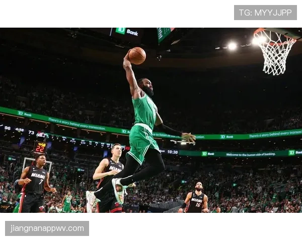 杰伦布朗通过持球突破压缩防线并利用强硬转换得分主导绿军进攻体系