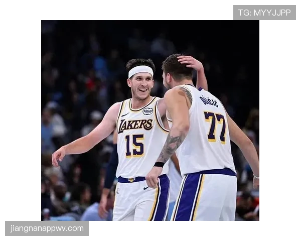 奥斯汀·里夫斯无球跑动频率提升拉开空间助湖人进攻效率显著改善